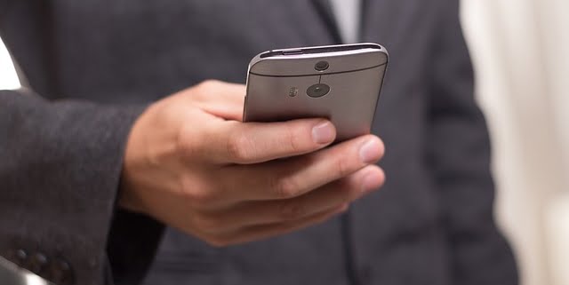 Mann mit Telefon