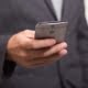 Mann mit Telefon